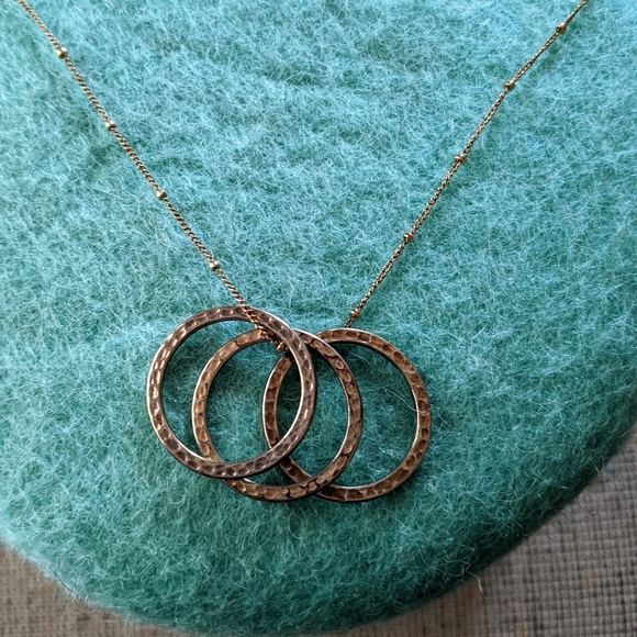 Jennifer Tuton hammered trinity circle necklace - Picture 2 of 4